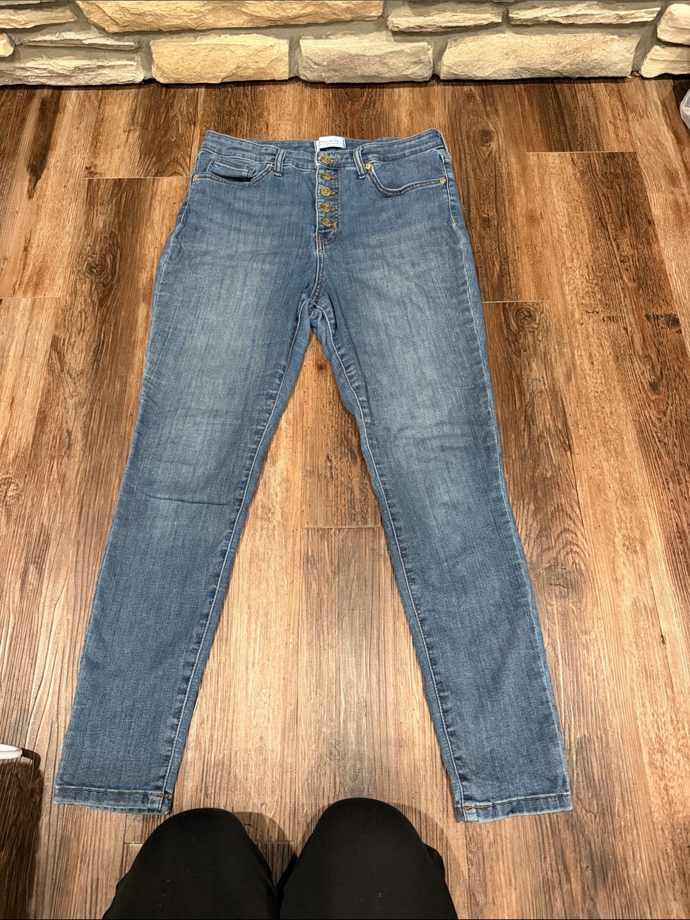 crown & ivy Skinny Button-Fly Jeans in Medium Blue Wash